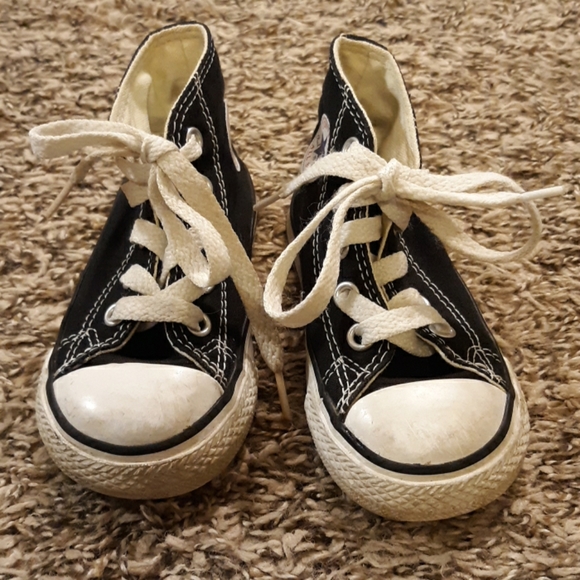 #587 Converse sneakers. Size:5T - Picture 1 of 7